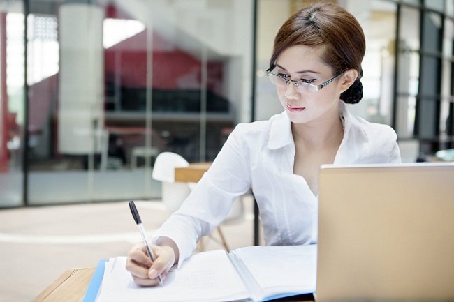 tips-buat-ibu-pekerja-agar-bahagia-di-rumah-dan-kantor-alodokter