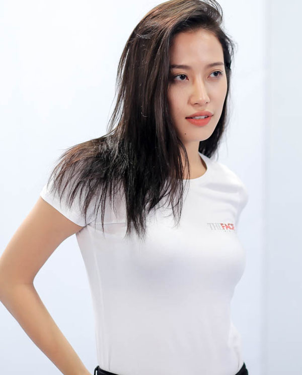 Ngân hay bị mụn đầu đen ở mũi nên phải thường xuyên tẩy da chết cho mặt bằng cách biện pháp tự nhiên như coffee và đắp mặt nạ lòng trắng trứng.