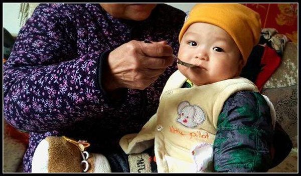 be-gai-4-tuoi-bi-ung-thu-da-day-vi-mon-an-quen-thuoc-trong-bua-com-hang-ngay