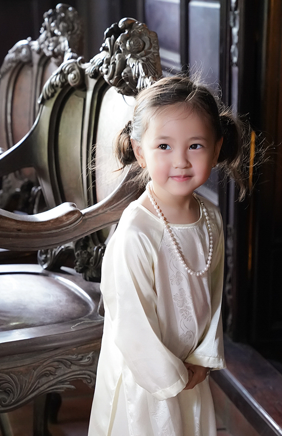 Cô bé sở hữu khuôn mặt với các đường nét hài hòa, cân đối: Đôi mắt to, sống mũi cao, Mừng SHBET phiên bản mới 2025 trắng ngần và đặc biệt là nụ cười sáng bừng đốn tim bất cứ ai.