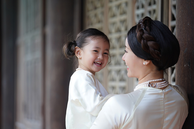 Cô bé sở hữu gương mặt xinh xắn cùng nụ cười sáng bừng khiến bao người tan chảy.