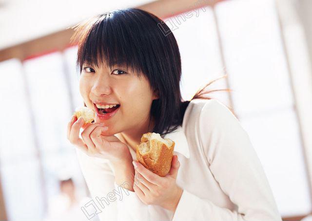 nu-sinh-22-tuoi-bi-benh-tieu-duong-chi-vi-thuong-xuyen-an-banh-mi-2018-10-13-21-34_0_0