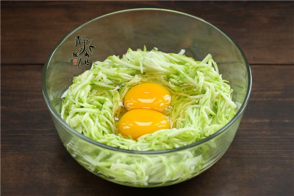 Đập hai quả trứng vào bát. Thêm nửa bát bột.
