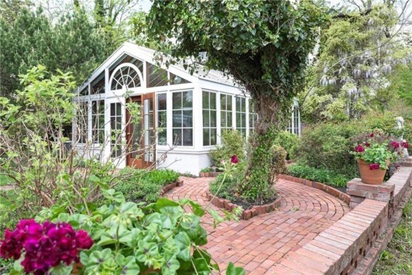 Ngôi nhà Ivy House có rất nhiều không gian đẹp, từ bên trong cũng có thể ngồi ngắm cảnh và thư giãn.