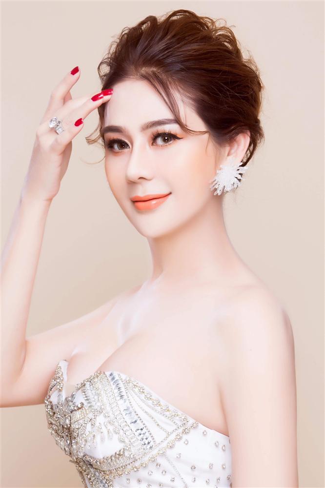 Tôi thấy nhiều người làm mẹ và ngày xưa cũng có một bé trai là con nuôi, tôi cũng biết vấn đề chăm con như thế nào. Bây giờ tôi có tiền, tôi sẽ thuê một vú nuôi lo cho con tôi. Không có vấn gì phải lo lắng hay suy nghĩ nhiều