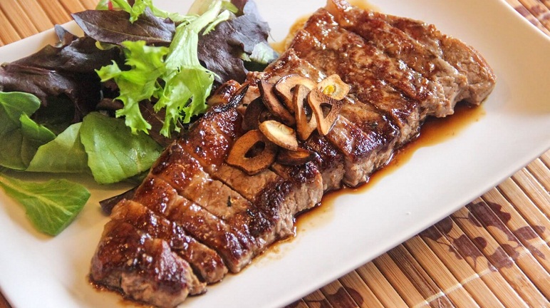 Thịt bò cũng là thực phẩm hàng đầu giúp nâng cao thể lực và giúp các cầu thủ phục hồi sức khỏe nhanh chóng sau mỗi trận đấu.
