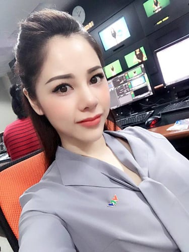 Mỗi khi xuất hiện trên sóng truyền hình, Lan Phương thường ăn mặc khá kín đáo, thanh lịch. Nhưng trở về với đời thường, bà mẹ đơn thân 8X này lại có phong cách thời trang rất táo bạo, ấn tượng.