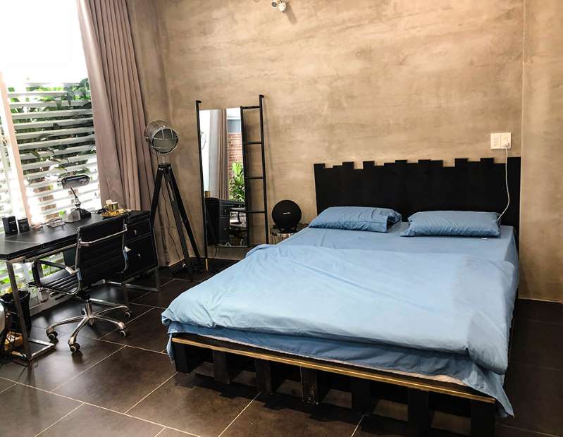 Phòng ngủ của Hồ Quang Hiếu, các vật dụng nội thất được thiết kế tinh tế. Về chi phí của căn nhà nam ca sĩ từ chối tiết lộ nhưng theo một người thân cho hay, giọng ca quê Đắk Lắk tiêu tốn khoảng 20 tỷ cho không gian sống mới.