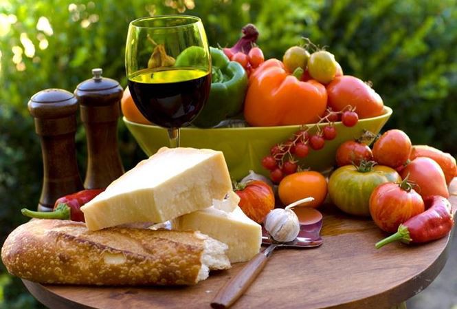 Điểm mạnh của chế độ ăn Địa Trung Hải là bạn không cần phải quá chú ý đến việc tính lượng calo hay các loại dinh dưỡng (protein, chất béo, tinh bột) khi theo chế độ ăn này.