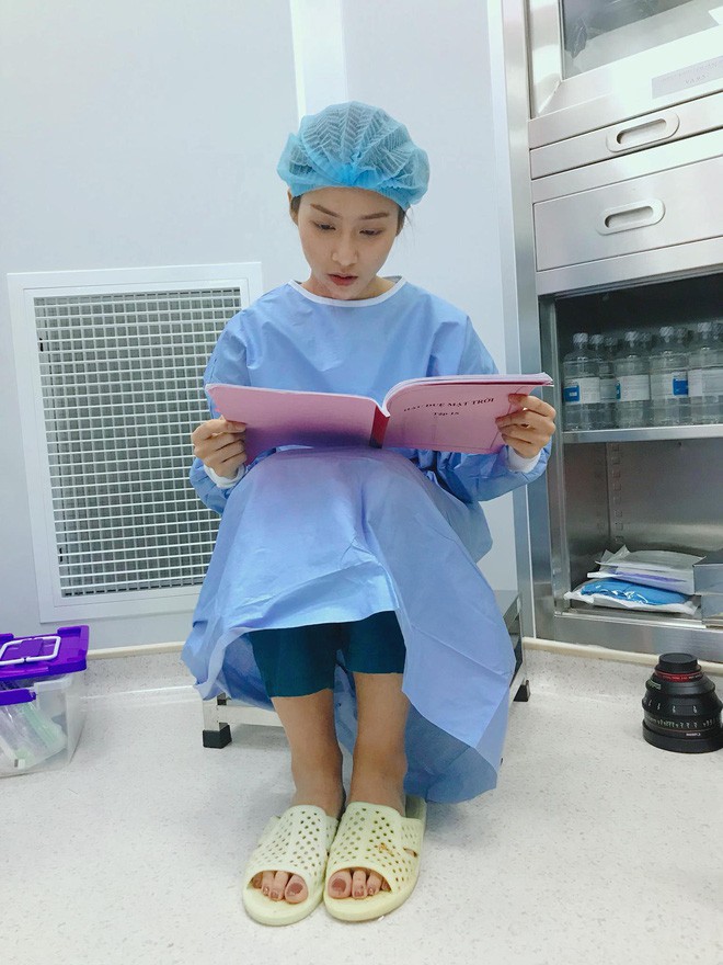 Đây không phải là lần đầu Khả Ngân gặp sự cố trên phim trường. Lần trước cô cũng uống nhầm thuốc giả dẫn đến dị ứng nặng.