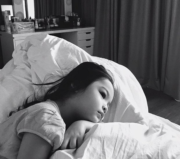 Quang Huy thường ghi lại những khoảnh khắc giản dị, đời thường của con gái và đa phần anh chọn gam màu đen trắng