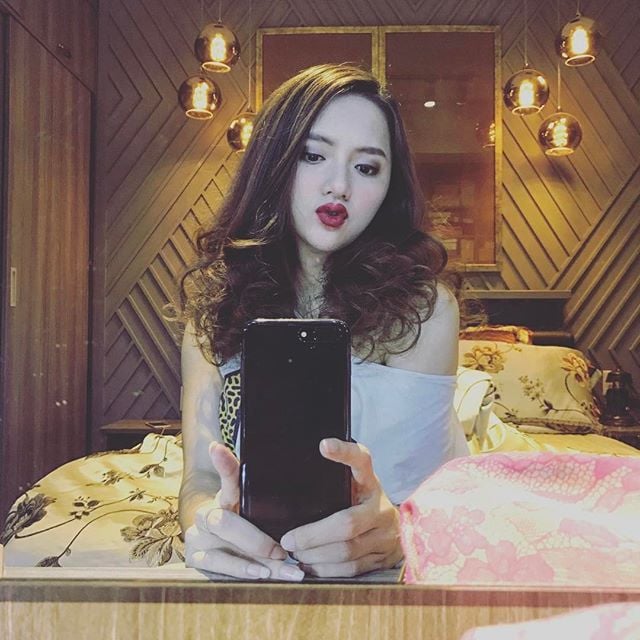 Hương Giang chia sẻ cô thích nhất là căn phòng ngủ, nơi yên tĩnh giúp cô có giấc ngủ sâu, thoải mái sau một ngày làm việc mệt mỏi. Ngoài ra, nơi đây giúp cô nảy ra nhiều ý tưởng sáng tạo mới trong công việc.