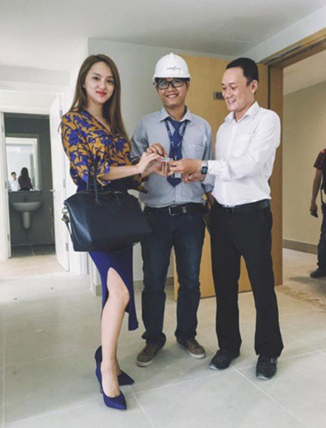 Đăng tải trên trang mạng xã hội cá nhân, cô chia sẻ hình ảnh khoảnh khắc vui mừng khi nhận chìa khóa bàn giao căn hộ chung cư cao cấp từ tay kiến trúc sư.