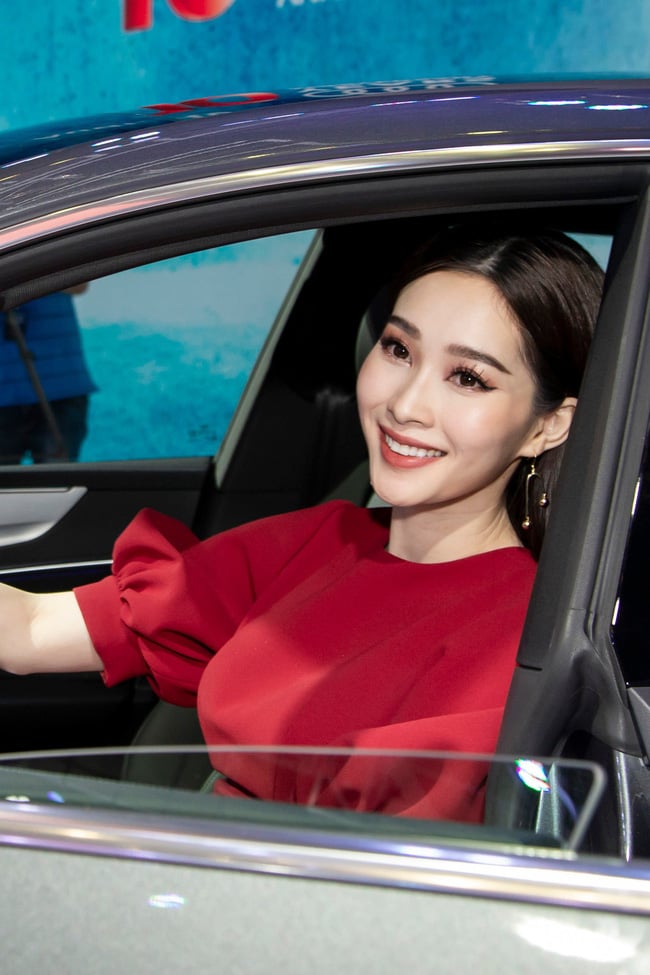 Vóc dáng thon gọn của cô vẫn chẳng thay đổi gì sau sinh, vòng eo vẫn nhỏ nhắn trong những bộ váy body ôm sát.