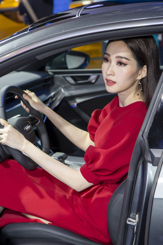 Ngày 24/10, Hoa hậu Đặng Thu Thảo đã chính thức xuất hiện trước truyền thông sau khi lui về hậu phương để sinh con. Ai cũng phải bất ngờ trước dáng vẻ yêu kiều của cô thậm chí còn xinh đẹp, lộng lẫy hơn cả lúc chưa có con.