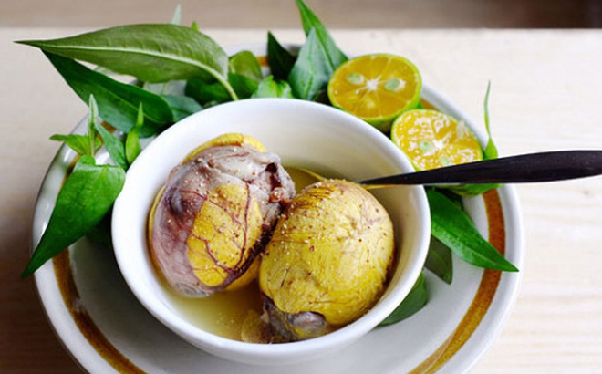 Trong trứng vịt lộn có chứa 13,6g protein , 12,4g lipit, 82mg canxi , 212mg phốtpho, 600mg cholesterol, 182kcal năng lượng…