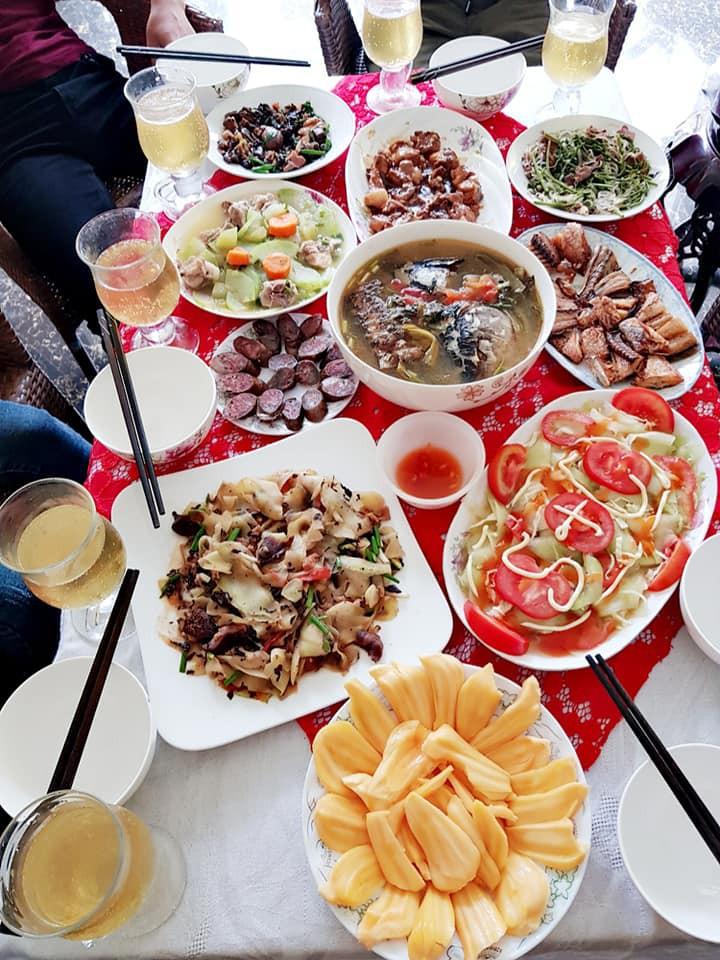 Thành quả của chị là một mâm cơm đầy ắp những món ngon đủ màu sắc.