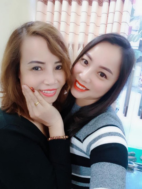 Một vài cư dân mạng còn bình luận cho rằng, chị Sao khéo léo thế này bảo sao vừa lấy được chồng trẻ lại vừa được bố mẹ chồng quý như vàng.