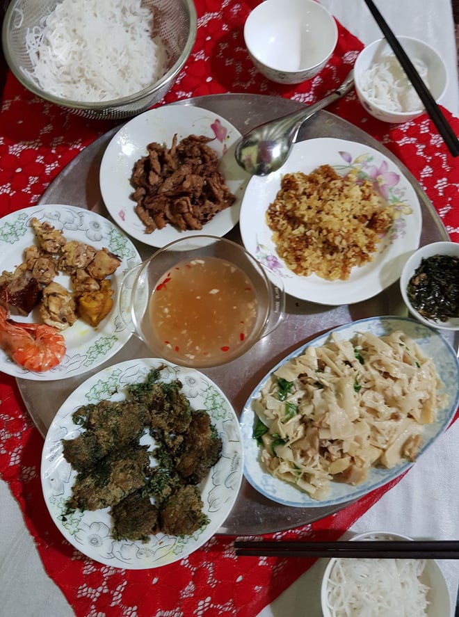 Không chỉ vậy, mỗi dịp nhà có cỗ, chị Sao cũng trổ tài vào bếp khiến nhiều người thán phục. Những mâm cỗ đầy ăm ắp cũng chính do bàn tay chị Sao thực hiện.    