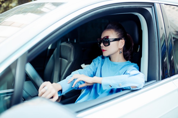 Thanh Hằng từng khiến nhiều người choáng ngợp khi xuất hiện bên chiếc xe sang Audi có giá 1,5 tỷ
