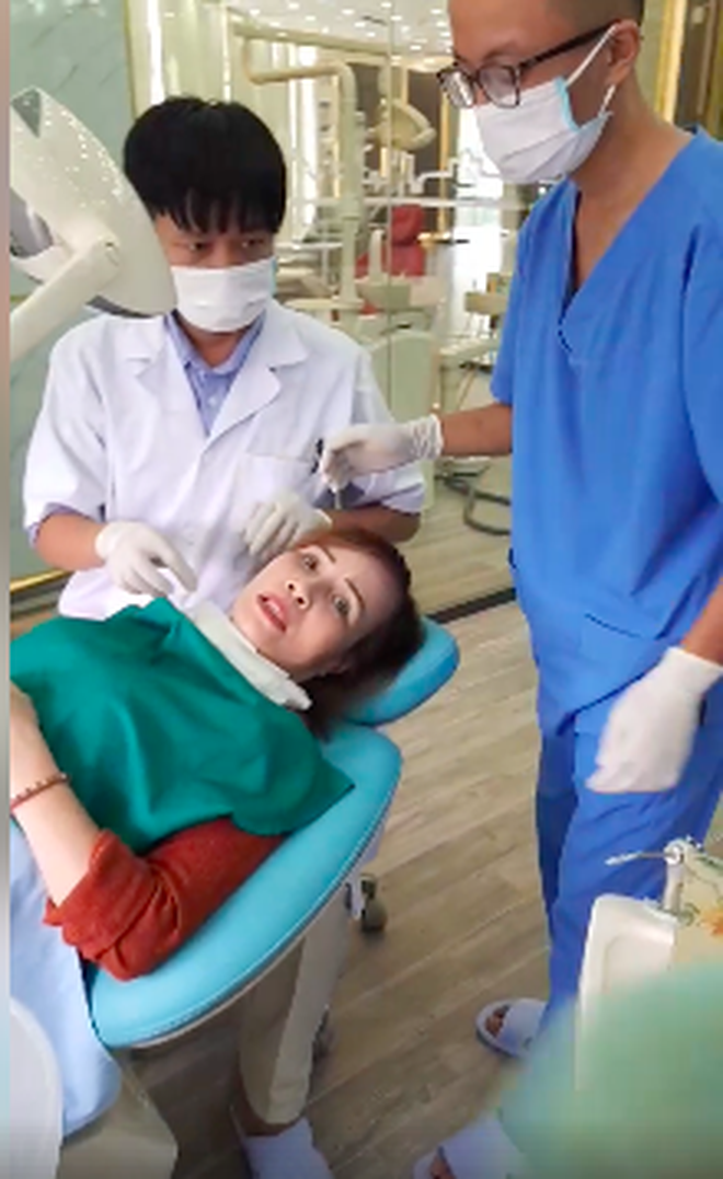 Những tưởng mọi chuyện ồn ào làm đẹp sẽ khép lại nhưng cách đây ít giờ, trên trang cá nhân, chị Thu Sao tiếp tục chia sẻ khoảnh khắc đi làm lại răng. Dù không tiết lộ chi phí nhưng nhìn số tiền chú rể 26 tuổi chi trả cho vợ, nhiều người đoán phải đến 200 triệu đồng.