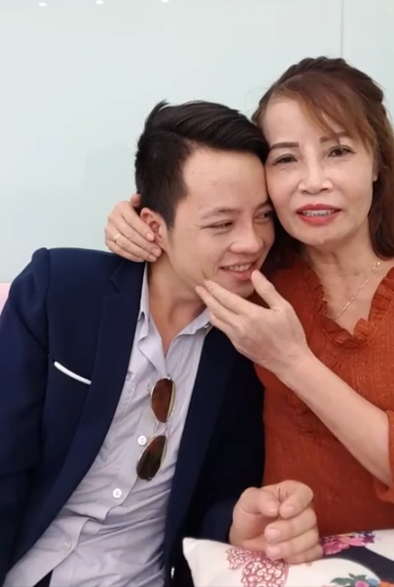 Chia sẻ lý do tiếp tục chịu đau đớn để đầu tư cho ngoại hình, chị Thu Sao cho biết do hàm răng hiện tại đã hỏng quá nhiều nên quyết định đầu tư làm mới lại toàn bộ. Sau khi clip đăng tải, bên cạnh những ý kiến bất ngờ, nhiều người còn tỏ ra ngưỡng mộ trước độ chịu chơi và chịu chi của người phụ nữ ở tuổi lục tuần này.    