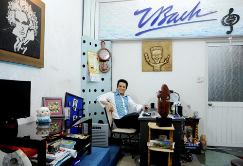Phòng khách ở tầng một vừa là nơi Thanh Bạch tiếp khách, vừa là nơi anh làm việc.    