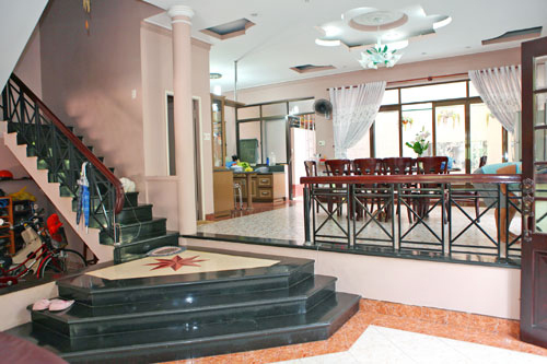Nhà MC Quốc Bình rộng rãi, được xây dựng theo phong cách hiện đại.    