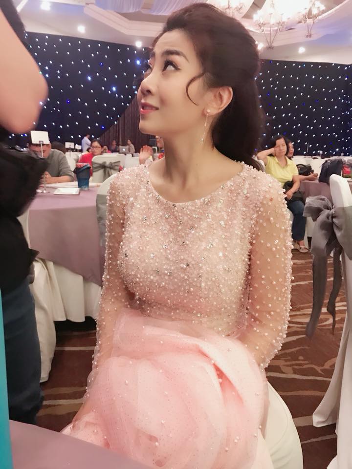 Cách trang điểm nhẹ nhàng cùng bộ tóc xoăn nhẹ khiến cô trở nên lung linh như một nàng công chúa