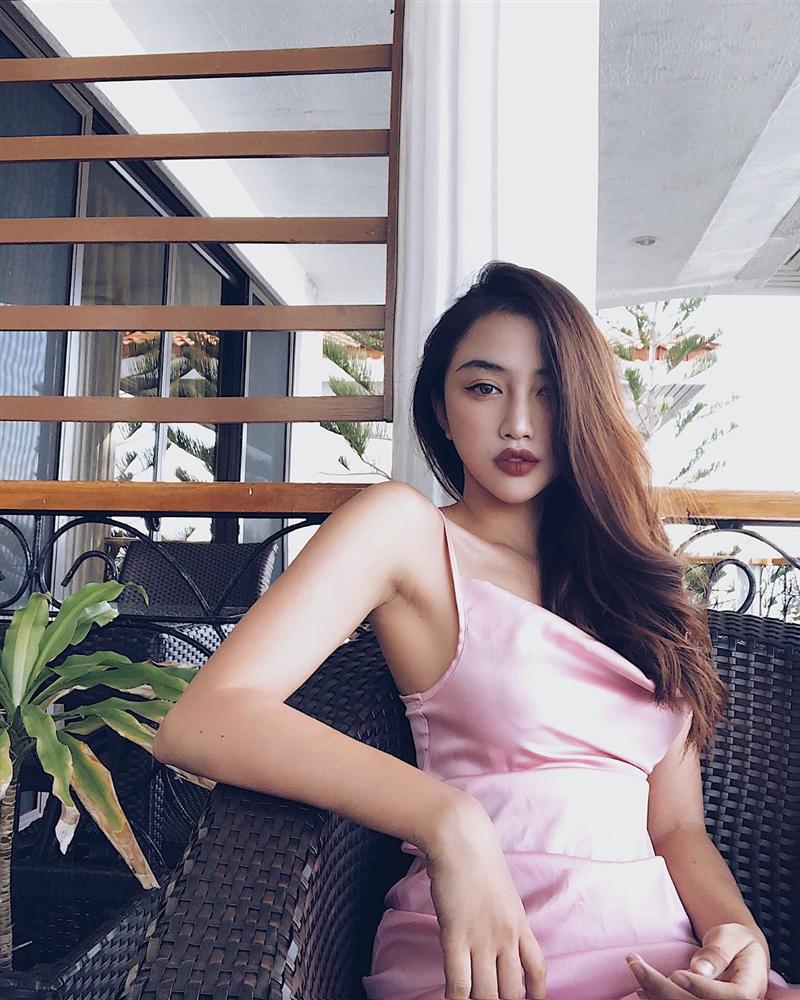 Môi dày như Thiên Nga The Face mà còn đánh son thâm full môi khiến nhìn vào mặt chỉ thấy môi lù lù, khá đáng sợ.
