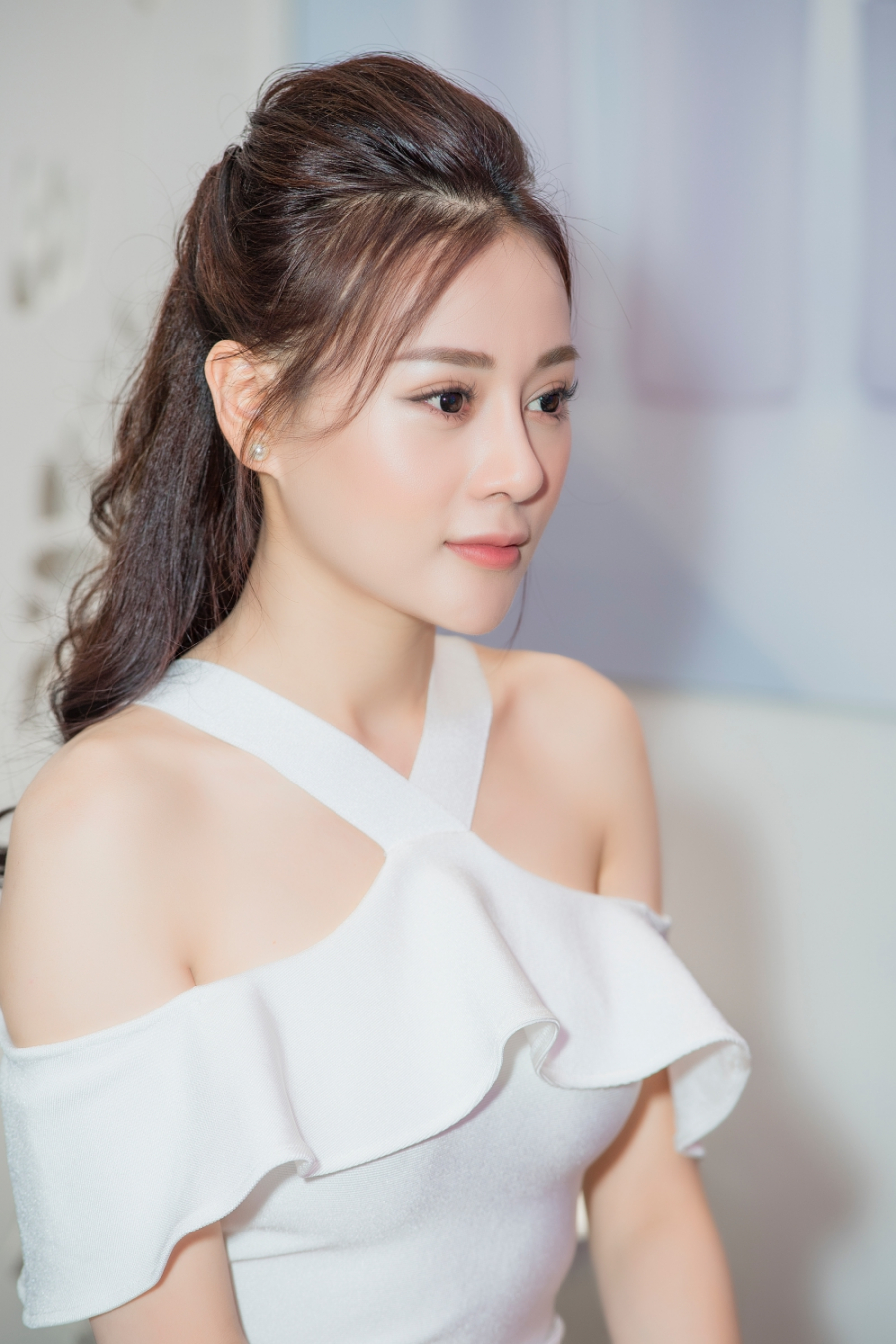 Góc nghiêng thần thánh của Phương Oanh lọt vào ống kính phóng viên tại sự kiện sáng nay.    
