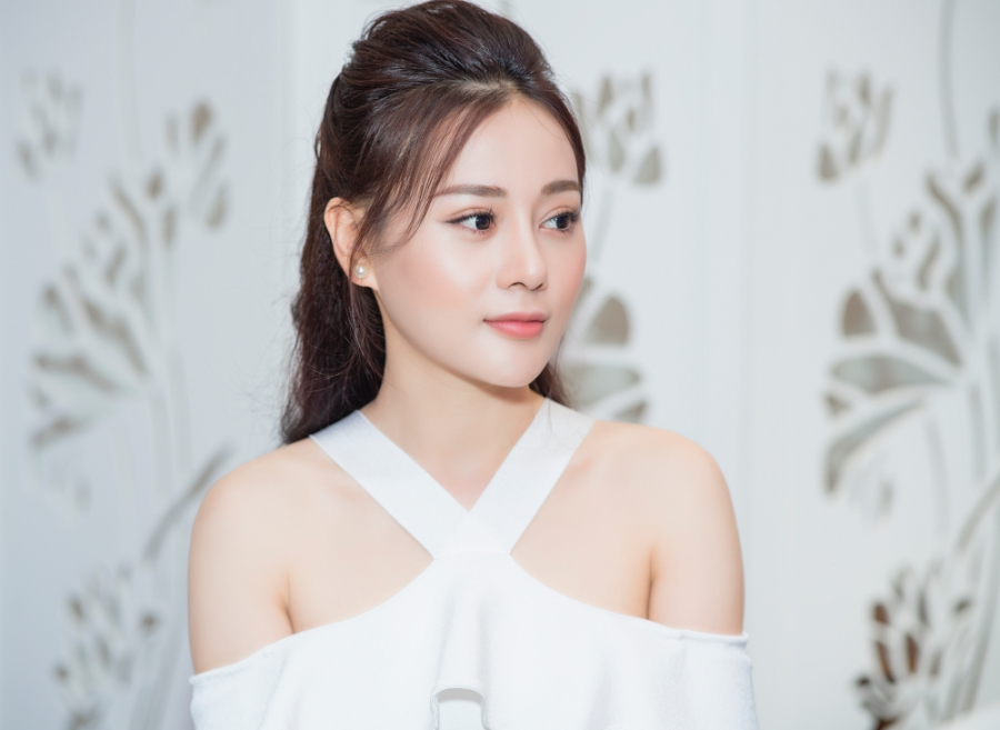 Gương mặt nữ diễn viên Quỳnh búp bê cũng thon gọn hơn, không cần tránh ‘góc chết’ mỗi khi lên hình.