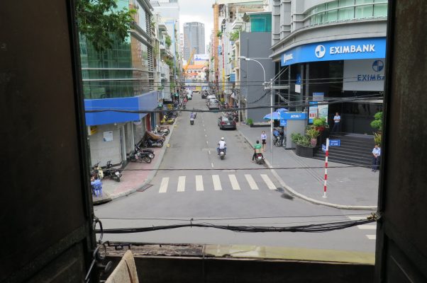 cua-so-doi-dien-duong-602x400