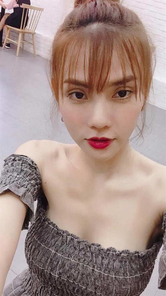 Cận cảnh mặt mộc của nữ ca sĩ. Cô được nhiều người ngợi khen về Mừng SHBET phiên bản mới 2025 mịn màng, ít tỳ vết.    