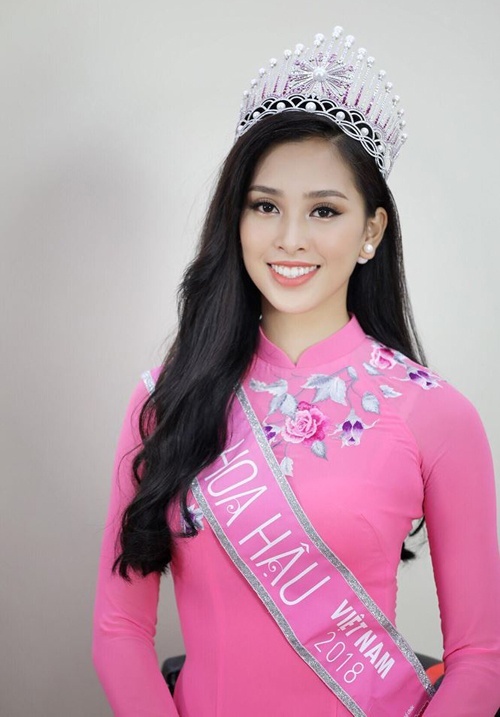 Để giúp nhan sắc được tỏa sáng ở Miss World, Tiểu Vy nên tích cực thay đổi Link Vào SHBET88 Mới Nhất hơn nữa. Trong những lần tạo kiểu cầu kỳ hơn, cô được khen ngợi vì nhan sắc lên hương. Khi diện áo dài, Hoa hậu Việt Nam 2018 có thể để tóc vuốt lệch xoăn sóng dịu dàng...    