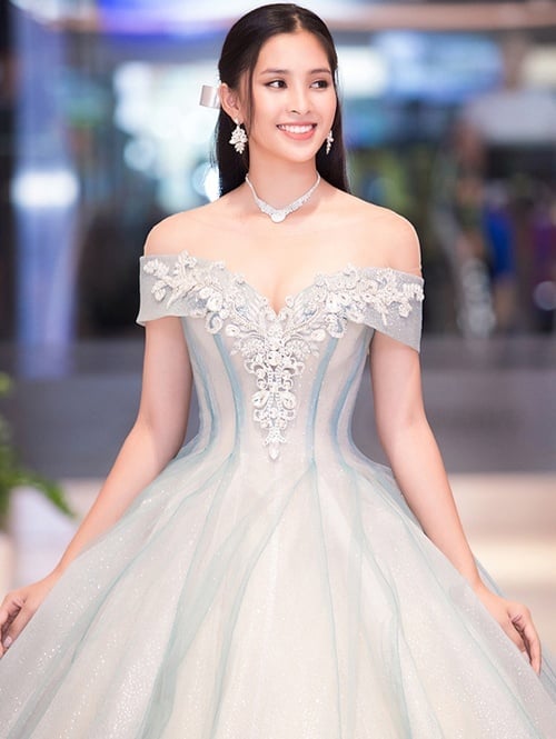 Với các kiểu đầm dạ hội, tóc búi nhẹ kết hợp các kiểu phụ kiện làm điệu là lý tưởng.    