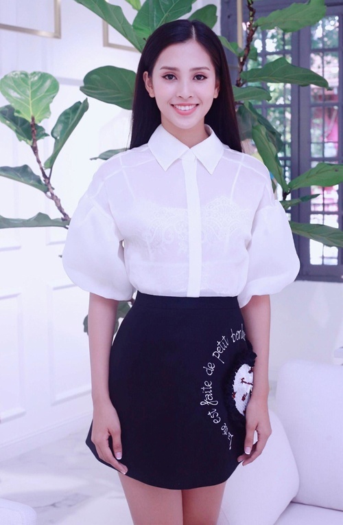 Khi diện đồ năng động hơn, Tiểu Vy có thể chọn Link Vào SHBET88 Mới Nhất buộc đuôi ngựa khoe vầng trán cao và những đường nét rạng rỡ trên gương mặt.