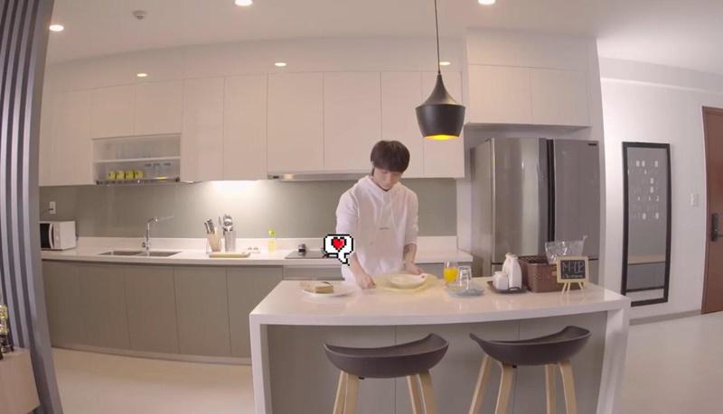 Phòng bếp gọn gàng với tông màu trắng chủ đạo. Chia sẻ với khán giả, anh tiết lộ thường tự tay nấu ăn thay vì thuê người giúp việc.    