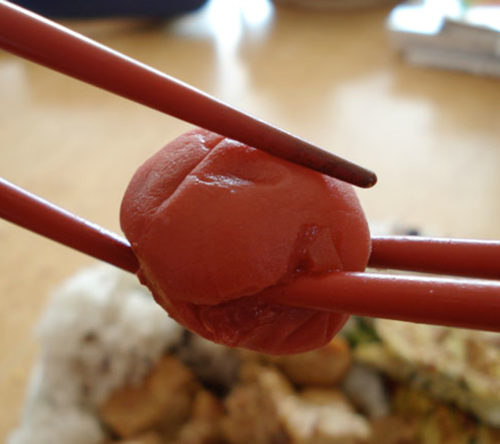 dieu-cam-ky-khi-dung-bua-o-cac-nuoc-2