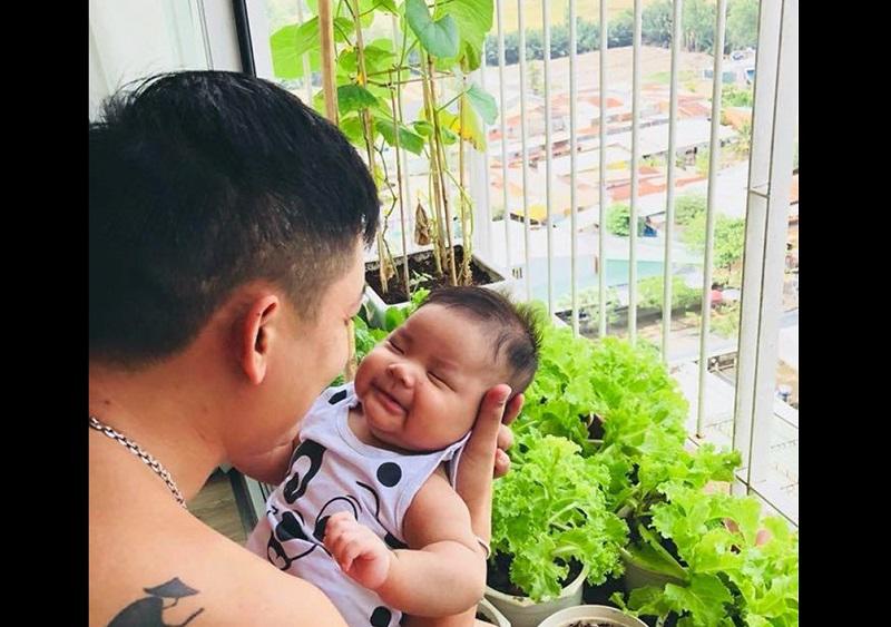 Phía ngoài bàn công, nữ ca sĩ dùng để trồng cây, rau ăn... tạo nguồn thực phẩm sạch cho Shbet111 slot, casino, thể thao, xổ số.    