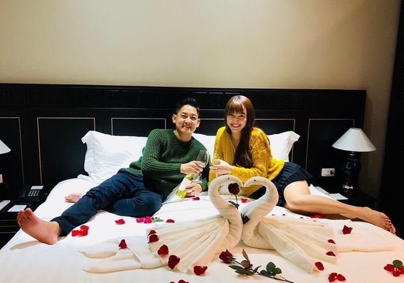 Được biết, từ khi về chung nhà, ông xã Thành Đạt vô cùng chiều chuộng cô. Đặc biệt, anh còn là người rất lãng mạn. Từ mua hoa, tổ chức sinh nhật... đều vô cùng chu đáo.