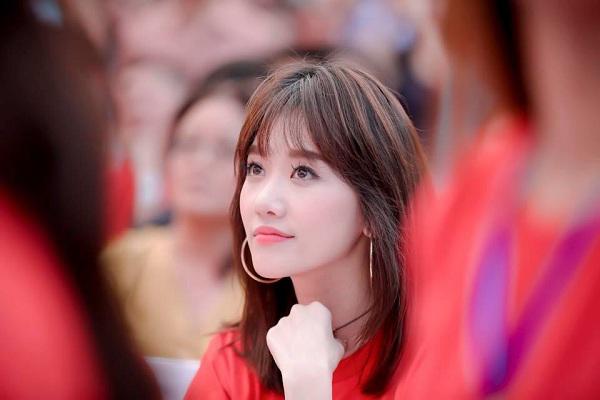 Kiểu tóc này được cô “trưng dụng” từ việc đi diễn, dự sự kiện hay đi dạo phố… mọi lúc mọi nơi người đẹp đều gắn bó.    