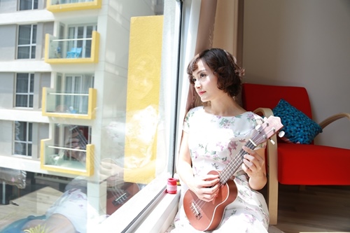 Lan Phương thường tự chơi đàn vào mỗi sáng sớm trước giờ đi làm.      