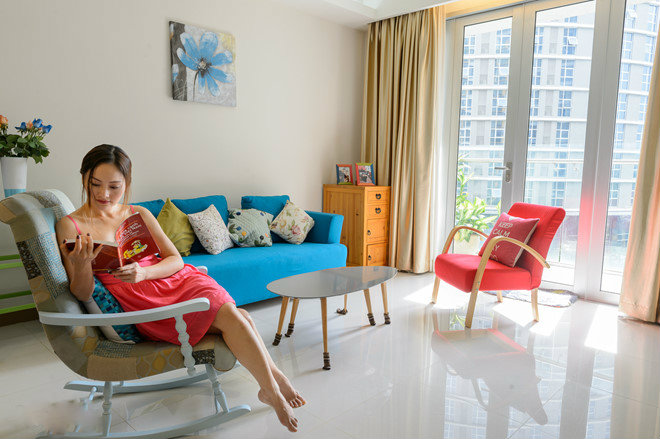 Nội thất trong nhà khá đơn giản với màu sắc nhẹ nhàng.