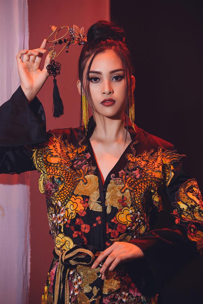 Thử nghiệm cả tông make up son thâm, kẻ eyeliner đậm đưa vào bản cover 