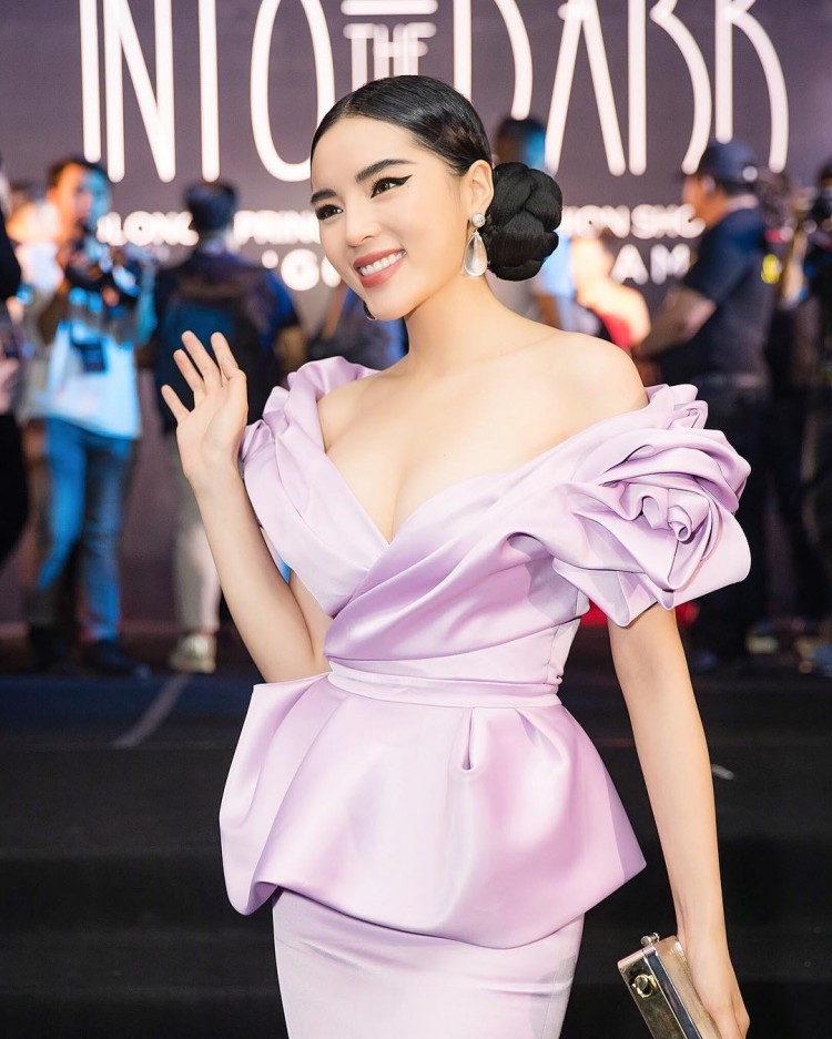 Tóc cuộn phía sau cũng khiến Kỳ Duyên như một 'bà thím