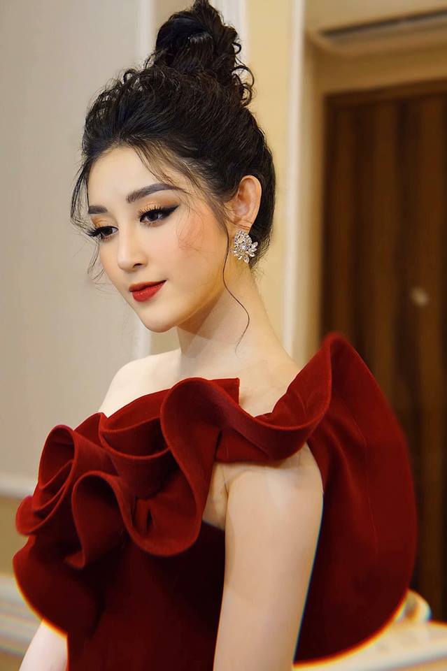 Tóc đuôi ngựa cột cao kết hợp với áo trễ vai mang lại sự sang chảnh cho người đẹp.