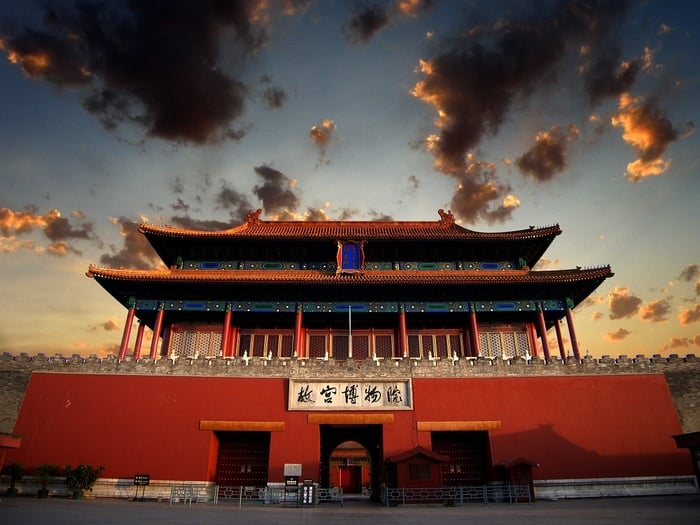 su-canh-tranh-khoc-liet-cua-phi-tan-my-nu-ben-trong-tu-cam-thanh-e50d41