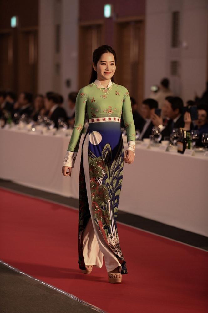 nam-em-tron-tria-khi-mac-ao-dai-3