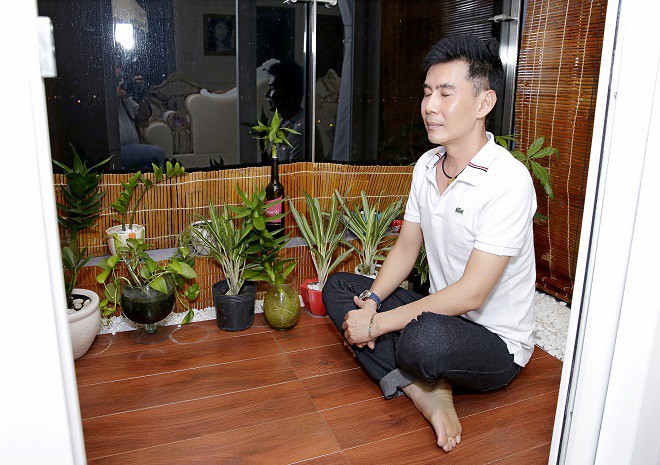Phía ngoài ban công được thiết kế thành một nơi ngồi thiền và tĩnh tâm. Người đẹp hướng dẫn Đoan Trường cách hít thở không khí trong lành. Nhiều lọ cây xanh được chính tay chủ nhân lựa chọn và chăm sóc và đặt ở đây để tạo sự thanh tịnh.    